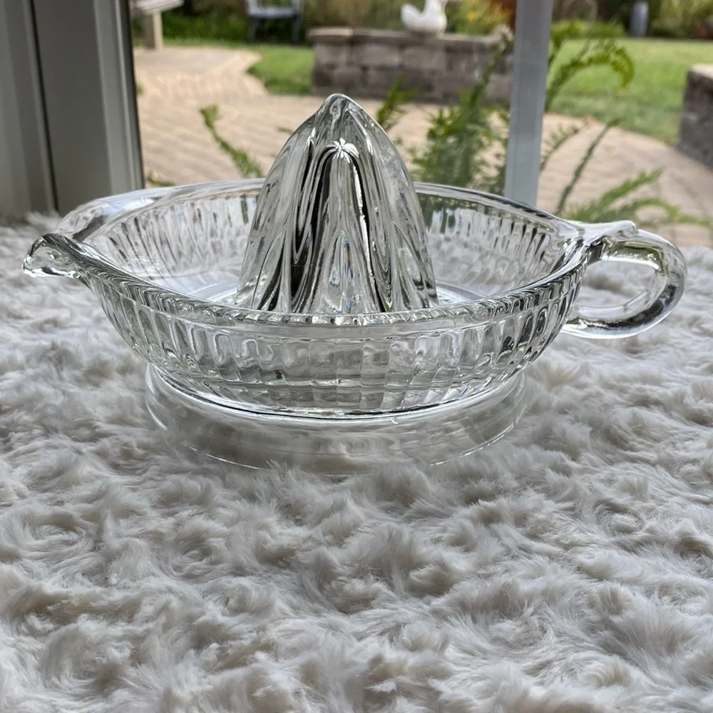 VINTAGE~LARGE~RIBBED~CITRUS REAMER~DECORATIVE LOOP HANDLE~CURVED SPOUT~NICE~G21​